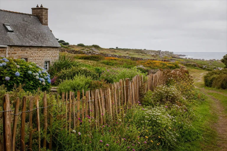 Pose de clôture en grillage rigide en Bretagne